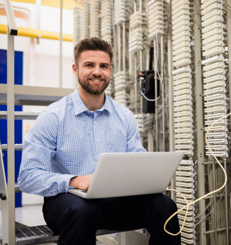 Técnico de help desk realizando atendimento remoto