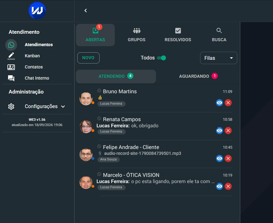 Tela de atendimentos do WE3 Ticket em modo escuro: a fila de conversas à esquerda, com o atendente responsável marcado em cada uma